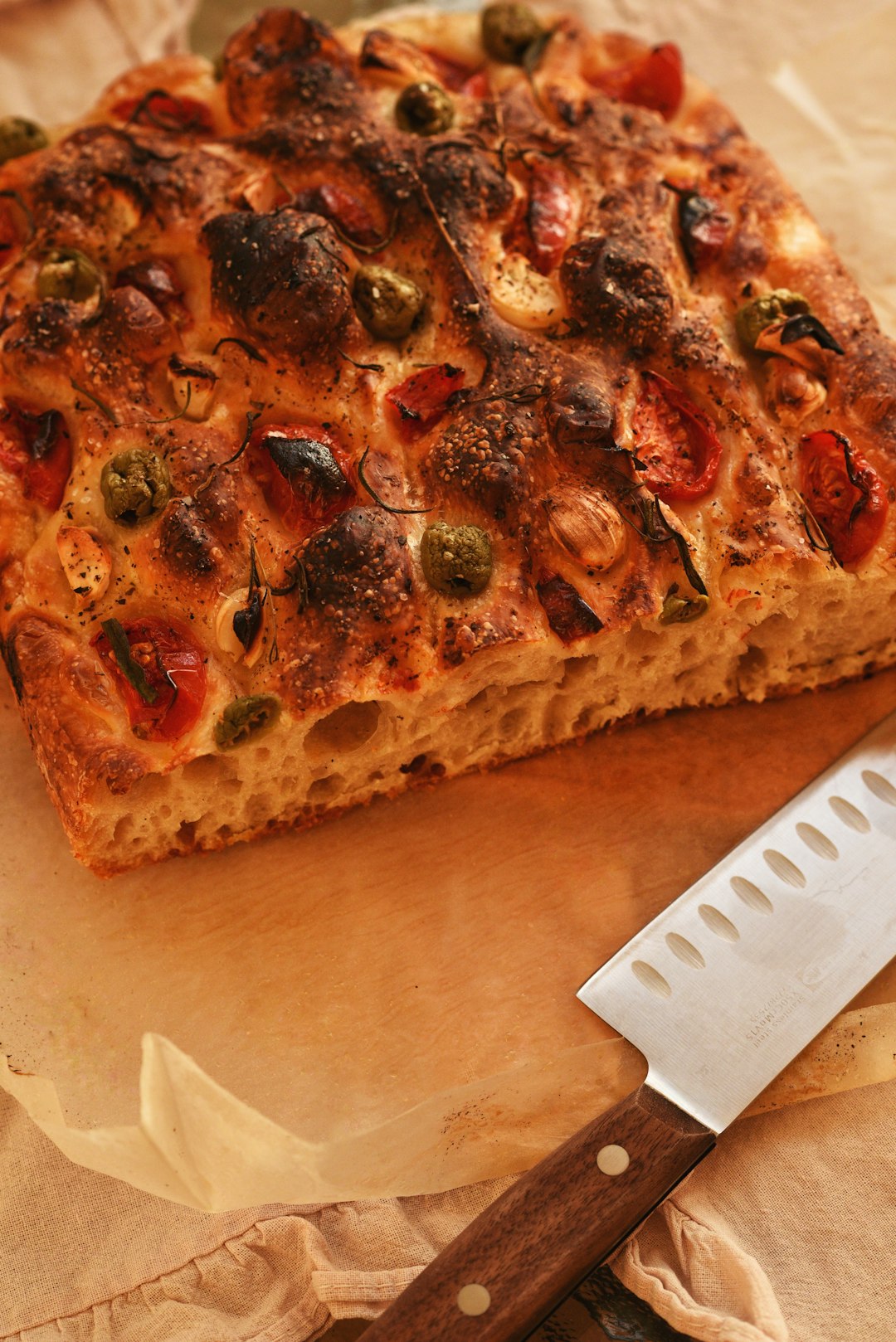 Una focaccia in teglia vista dall'alto.
